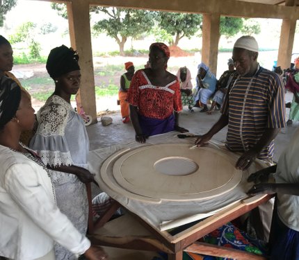 In Gambia maken leert Buzz Women vrouwen Cooking Bags naaien 